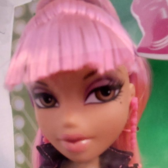 BRATZ NEON RUNWAY YASMIN - Picture 4 of 7